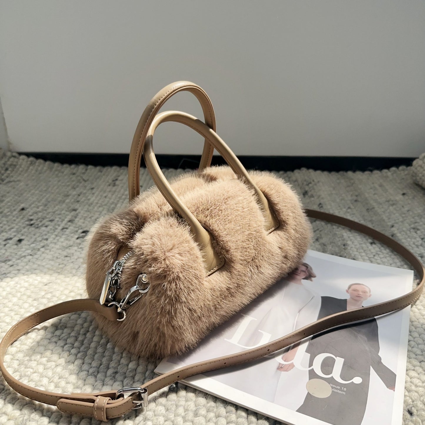 Tote Bag With A Vintage Niche Design Featuring Intricate Faux Mink Fur Detailing